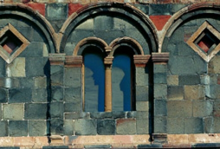 Ottana (Nuoro), Chiesa di San Nicola, esterno: particolare della bifora in facciata Ottana (Nuoro), Chiesa di San Nicola, esterno: particolare della bifora in facciata